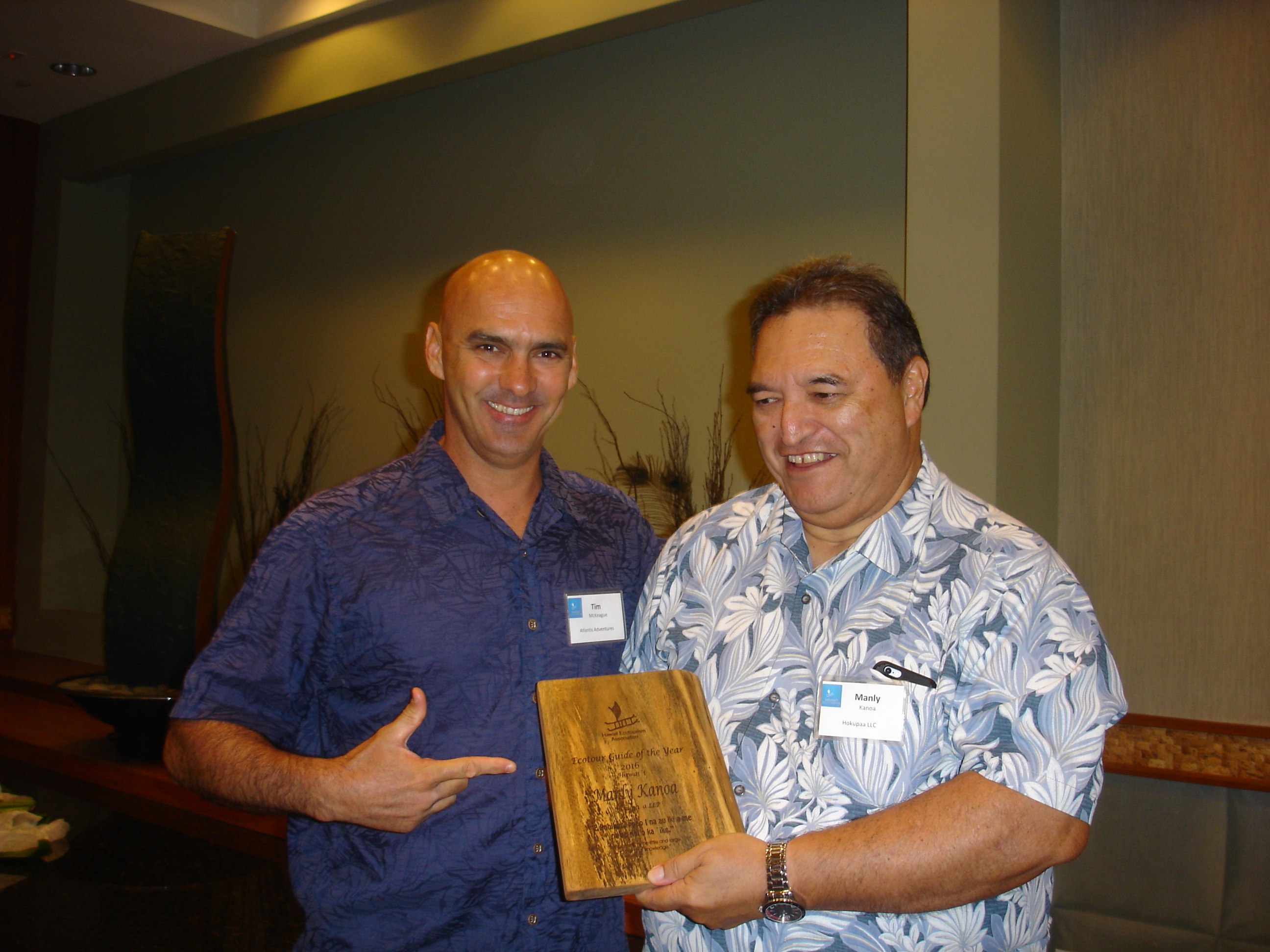 tim-with-tour-guide-winner-manly-kanoa-hokupaa